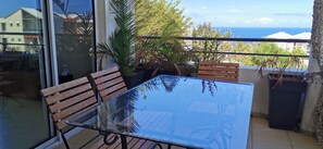 Outdoor dining - Appt "Longanis" St-Gilles Les Bains - T3 pleasant and quiet sea view - 4 pers (Unknown)