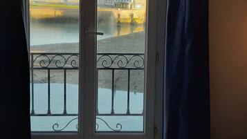 3 chambres, fer et planche Ă repasser, lit parapluie