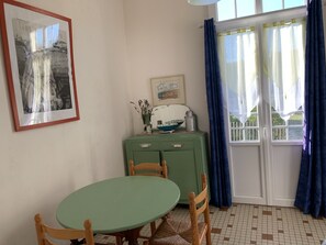 Dining - Traditional house, style "villa soulacaise", near the beach (Soulac-Sur-Mer)