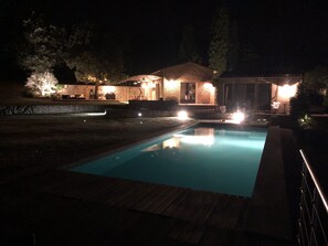 حمّام سباحة خارجي، حمّام سباحة مُدفَّأ