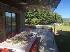 تناول الطعام بالخارج