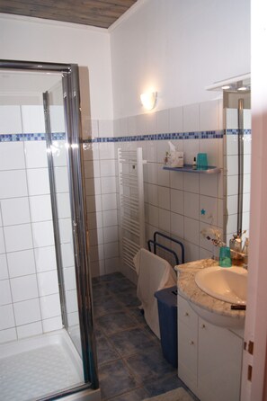 Een douche, een haardroger, toiletpapier