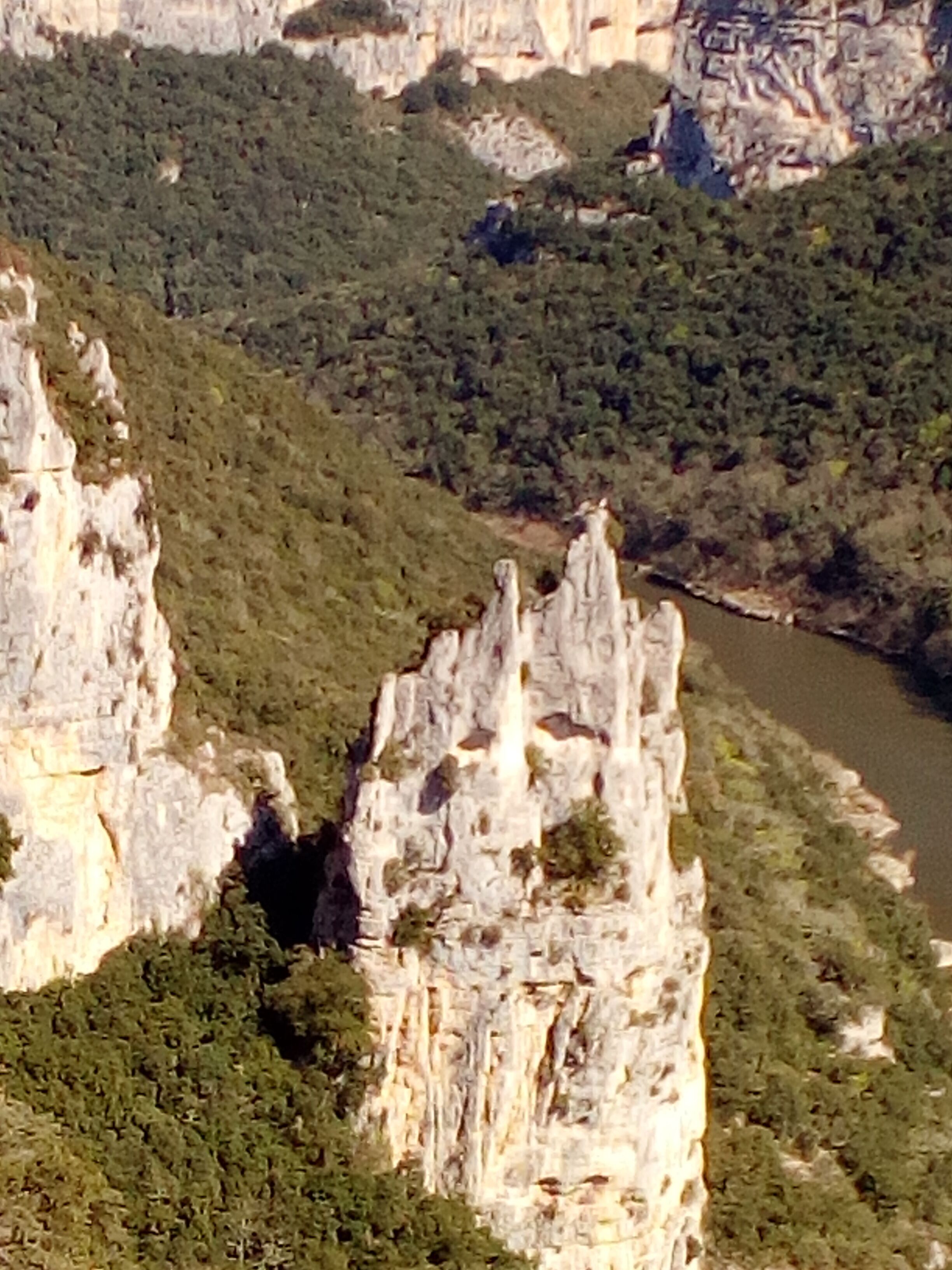 Une falaise escarpée avec un étroit passage.