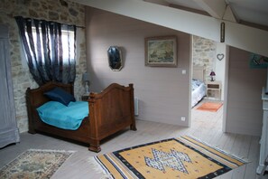 4 bedrooms, iron/ironing board, free WiFi