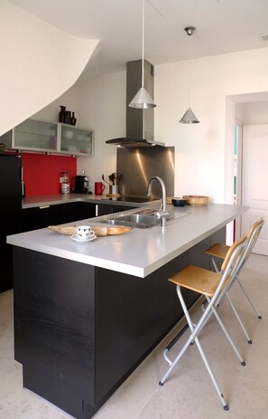 Réfrigérateur, four, plaque de cuisson, lave-vaisselle