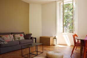 TV connectée, lecteur de DVD, livres