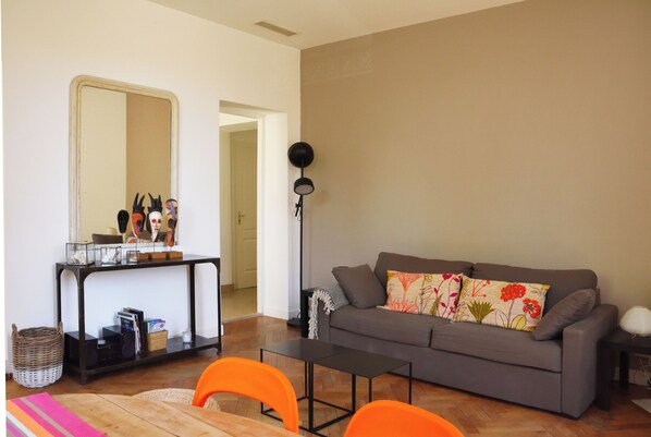 Smart TV, reproductor de DVD y libros 
