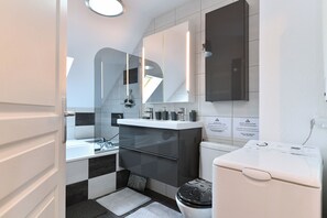 Badewanne, Haartrockner, Handtücher