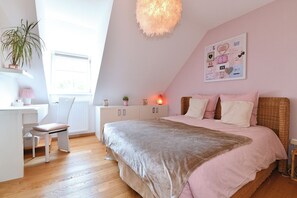 2 bedrooms, desk, iron/ironing board, free WiFi