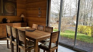 Ein Holztisch mit Stühlen, einem Korb und einer Lampe.