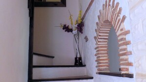 A staircase with a white wall and a brick archway. - Perigordian style property (Saint-Pierre-d'Eyraud)
