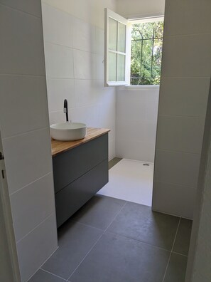 Een bad, een haardroger, een bidet, handdoeken