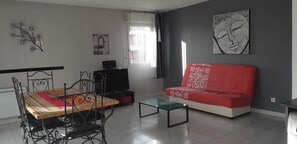 TV, DVD player, books, stereo