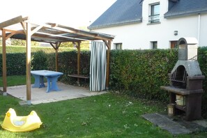Outdoor dining - Traditional house with a private garden, peacefulness guaranteed (Guérande)