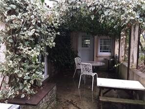 Outdoor dining - Large house for 15 to 20 people in the countryside near Montpellier (Saint Hilaire de Beauvoir)