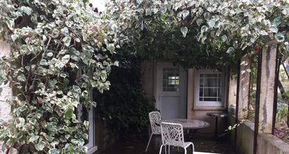 Suuri talo 15-20 ihmiselle maaseudulla lähellä Montpellieria