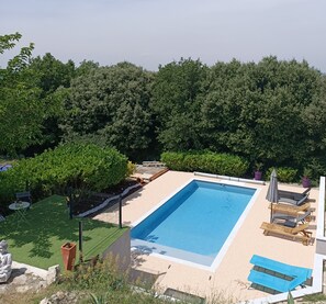 Una piscina al aire libre
