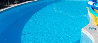 Rental of an apartment in a provencal farmhouse in Pontet with swimming pool