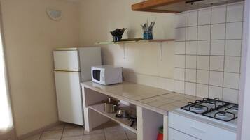 Réfrigérateur, micro-ondes, plaque de cuisson, cafetiÚre/bouilloire