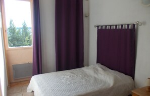 1 dormitorio, tabla de planchar con plancha, wifi