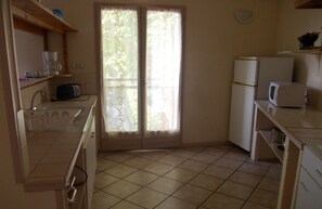 Kjøleskap, mikrobølgeovn, kokeplater og kaffetrakter/tekoker