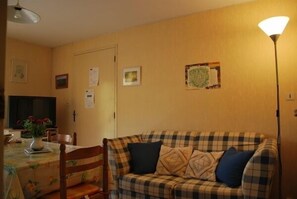 Fernseher, Tischtennisplatte, Bücher