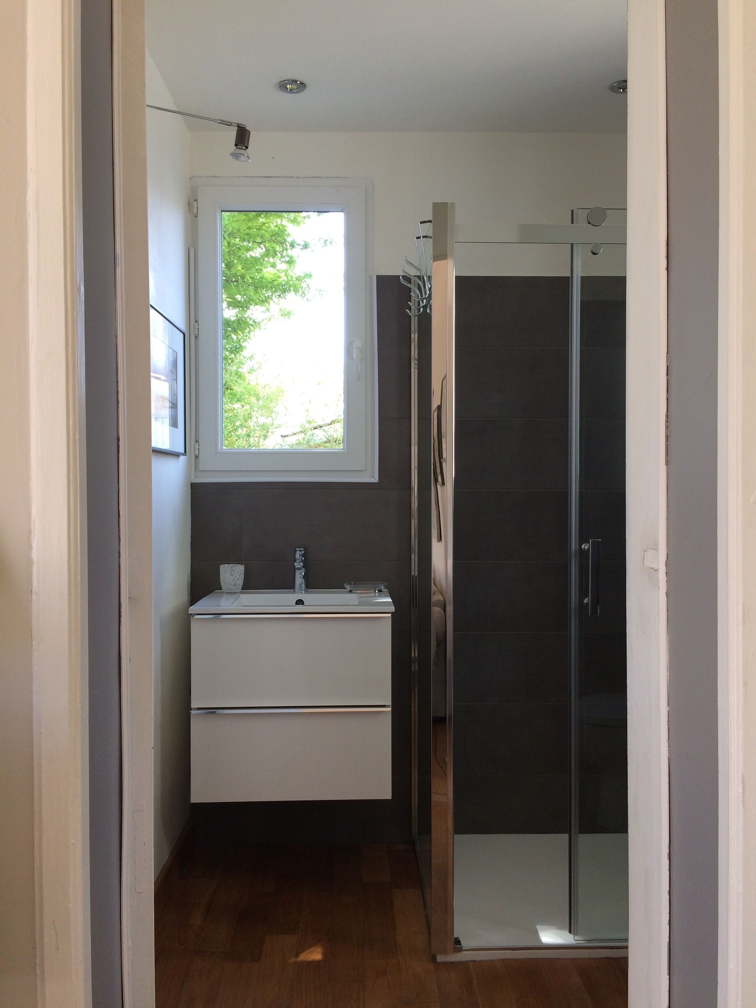 Douche, sèche-cheveux, papier toilette