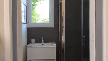 Douche, sèche-cheveux, papier toilette
