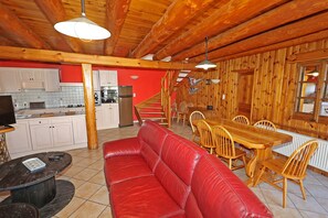 TV, fireplace, books, stereo - Country-style house close to shops (Le Malzieu-Forain)