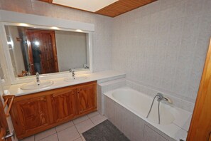 Bathtub, hair dryer, towels - Country-style house close to shops (Le Malzieu-Forain)