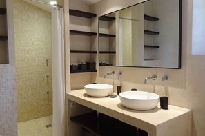 Ensemble douche/baignoire, sèche-cheveux, serviettes fournies, savon