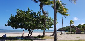 In Strandnähe, Liegestühle, Strandtücher