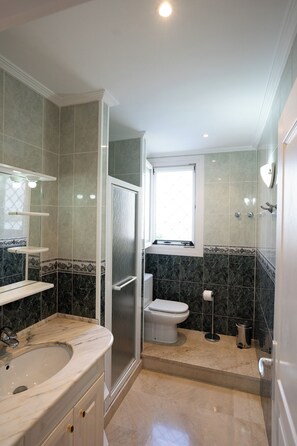 Badewanne, Haartrockner, Bidet, Toilettenpapier