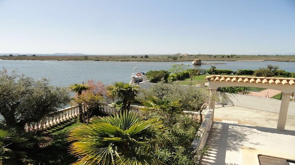 Property grounds - LUXURIOUS VILLA OF 300 M2 AT THE WATERFRONT ON THE COSTA BRAVA (ROSES)