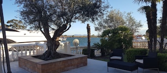 LUXURIOUS VILLA OF 300 M2 AT THE WATERFRONT ON THE COSTA BRAVA