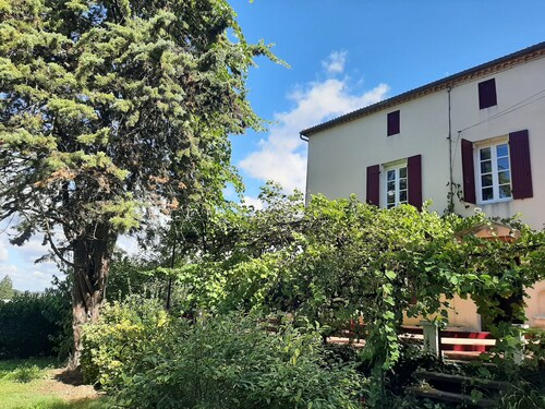 Une maison de vacances, à  l'ombre de sa treille de vigne !  Animaux bienvenus