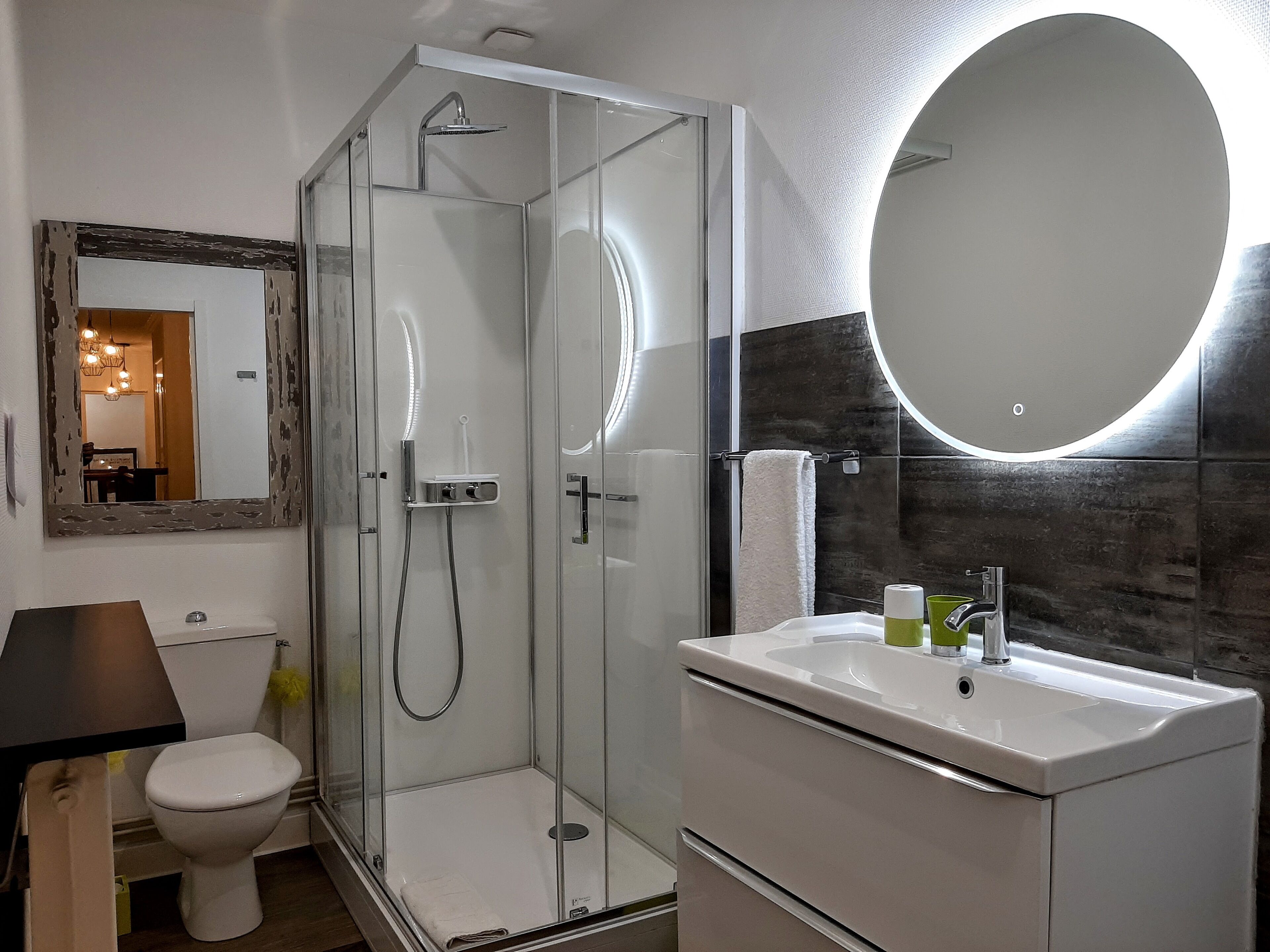 Een bad, een haardroger, een bidet, handdoeken
