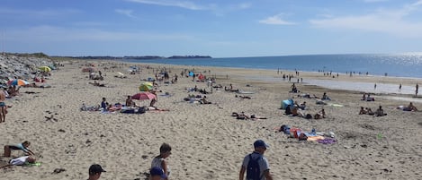 Una spiaggia nelle vicinanze