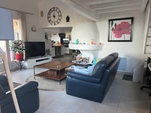 Smart TV, reproductor de DVD, tenis de mesa y libros