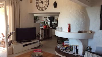 Smart TV, DVD player, table tennis, books