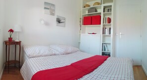 4 bedrooms, desk, iron/ironing board, free WiFi