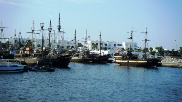 Un port où plusieurs voiliers sont amarrés.