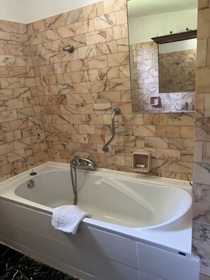 Duschwanne, Haartrockner, Bidet, Handtücher