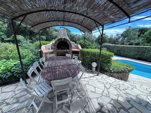 Outdoor dining - Californian-type villa with luxurious furnishings (Roquebrune-Sur-Argens)