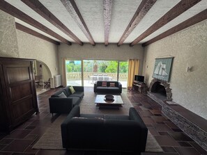 Smart TV, fireplace, DVD player, books