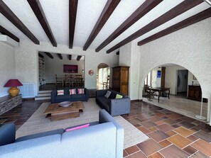Smart TV, fireplace, DVD player, books