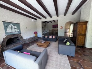 Smart TV, fireplace, DVD player, books