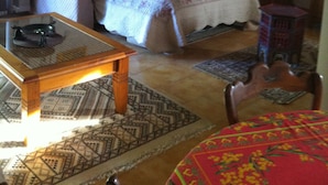 Une chambre confortable avec un lit, une armoire en bois, une petite table et une chaise.