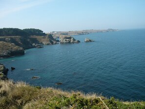 Un paisaje costero con acantilados rocosos y mar tranquilo.