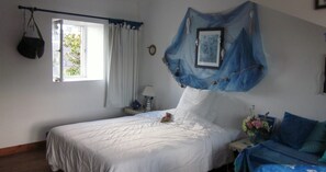 1 quarto, escrivaninha, ferros/tábuas de passar roupa, berço de viagem